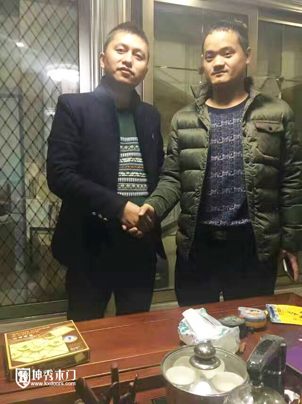 贾总与坤秀木门携手共进